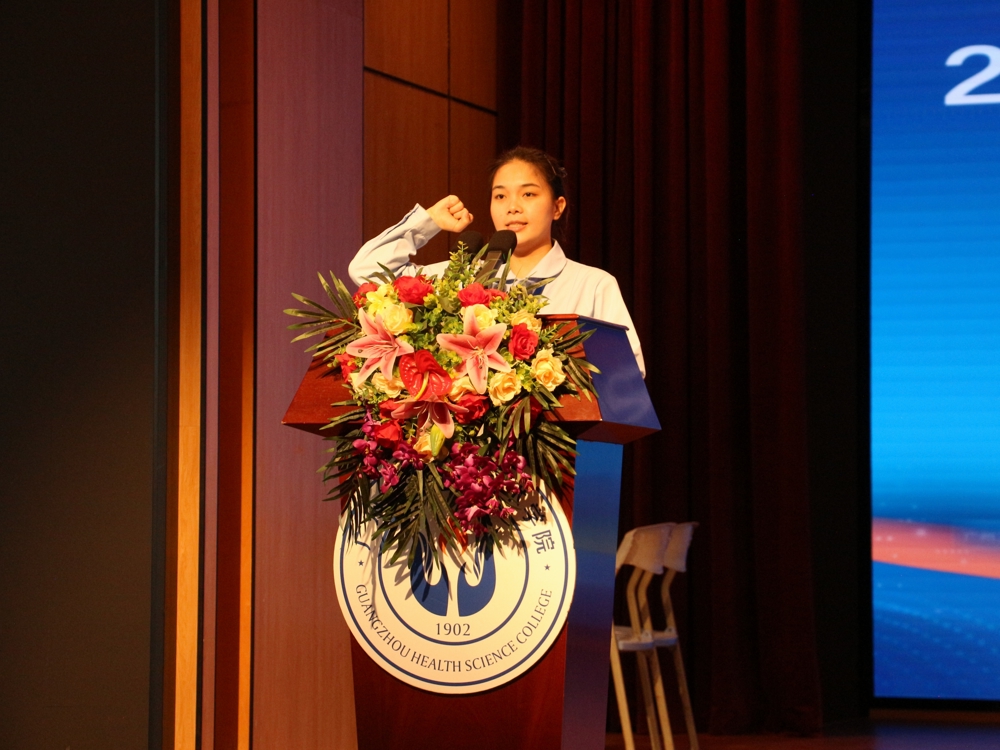 图三 选手代表宣誓 图三 选手代表宣誓