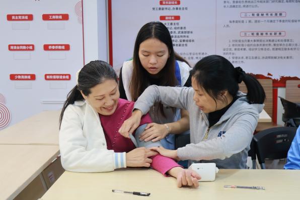 几个人在桌子上
AI 生成的内容可能不正确。