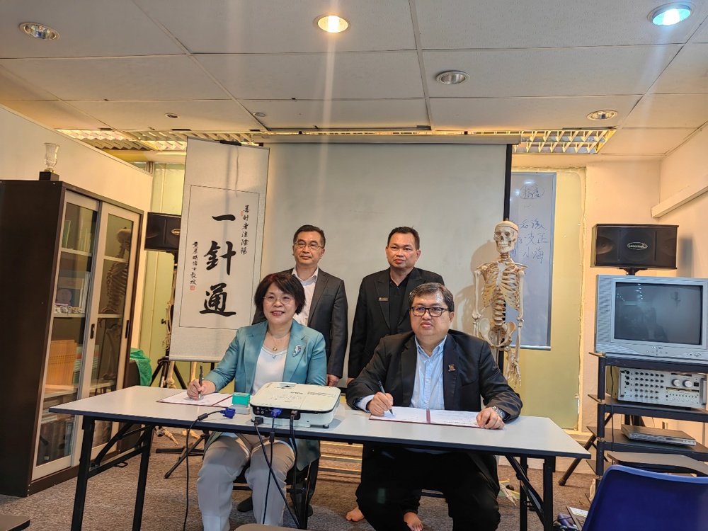 人们在看台上的人在房间里

中度可信度描述已自动生成