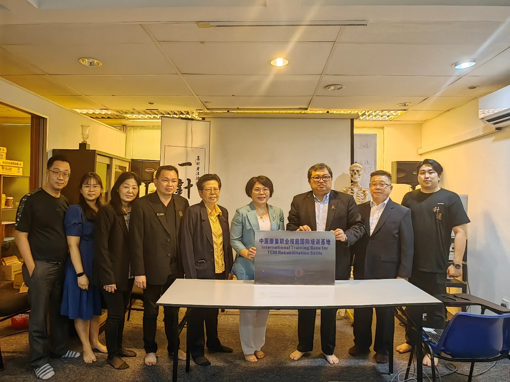 一群人站在桌子前摆拍

描述已自动生成