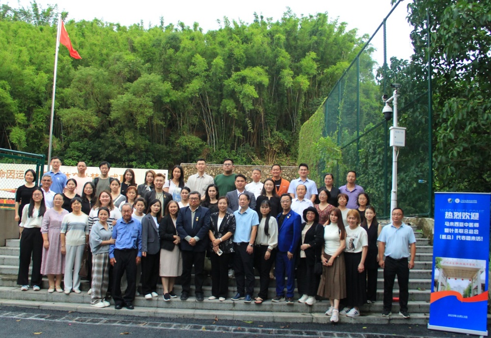 一群人在街道上游行

AI 生成的内容可能不正确。