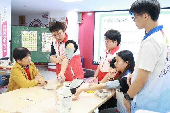 一群人在桌子边
AI 生成的内容可能不正确。