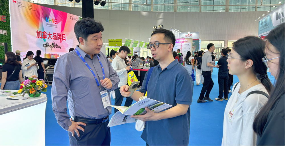 黄健荣老师带领学生与企业交流